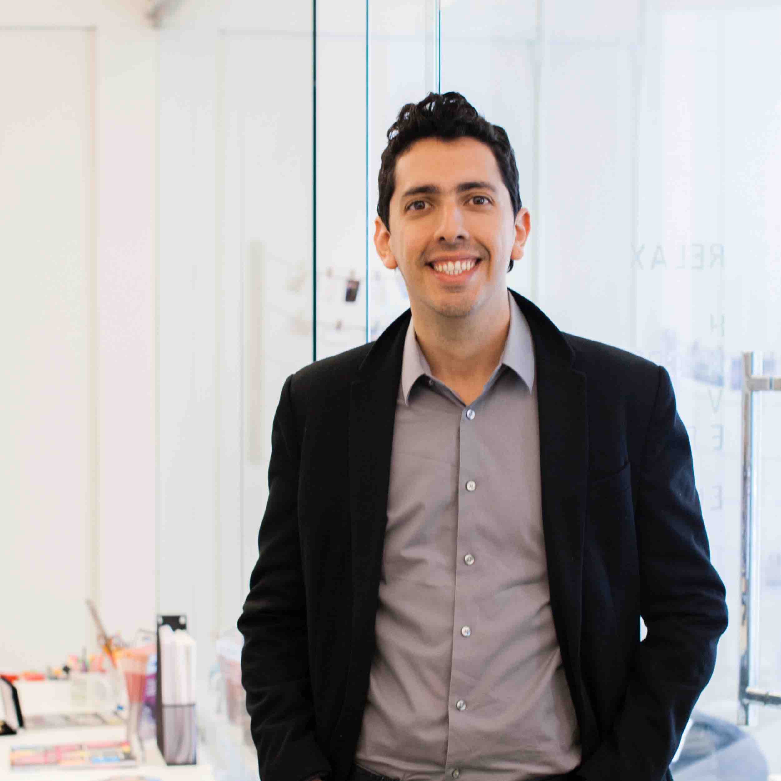 Rafael Lourenco, Executive Vice President of ClearSale, posing in jeans and a sports jacket